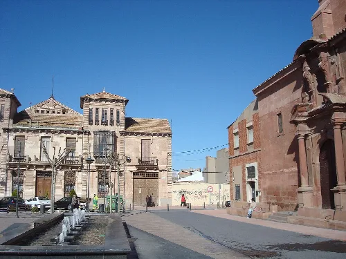 Platz mit alten Gebäuden und einer Kirche in Alcázar de San Juan.