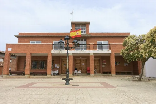Casa consistorial de Valle de Retortillo, en Villalumbroso (Palencia, España).