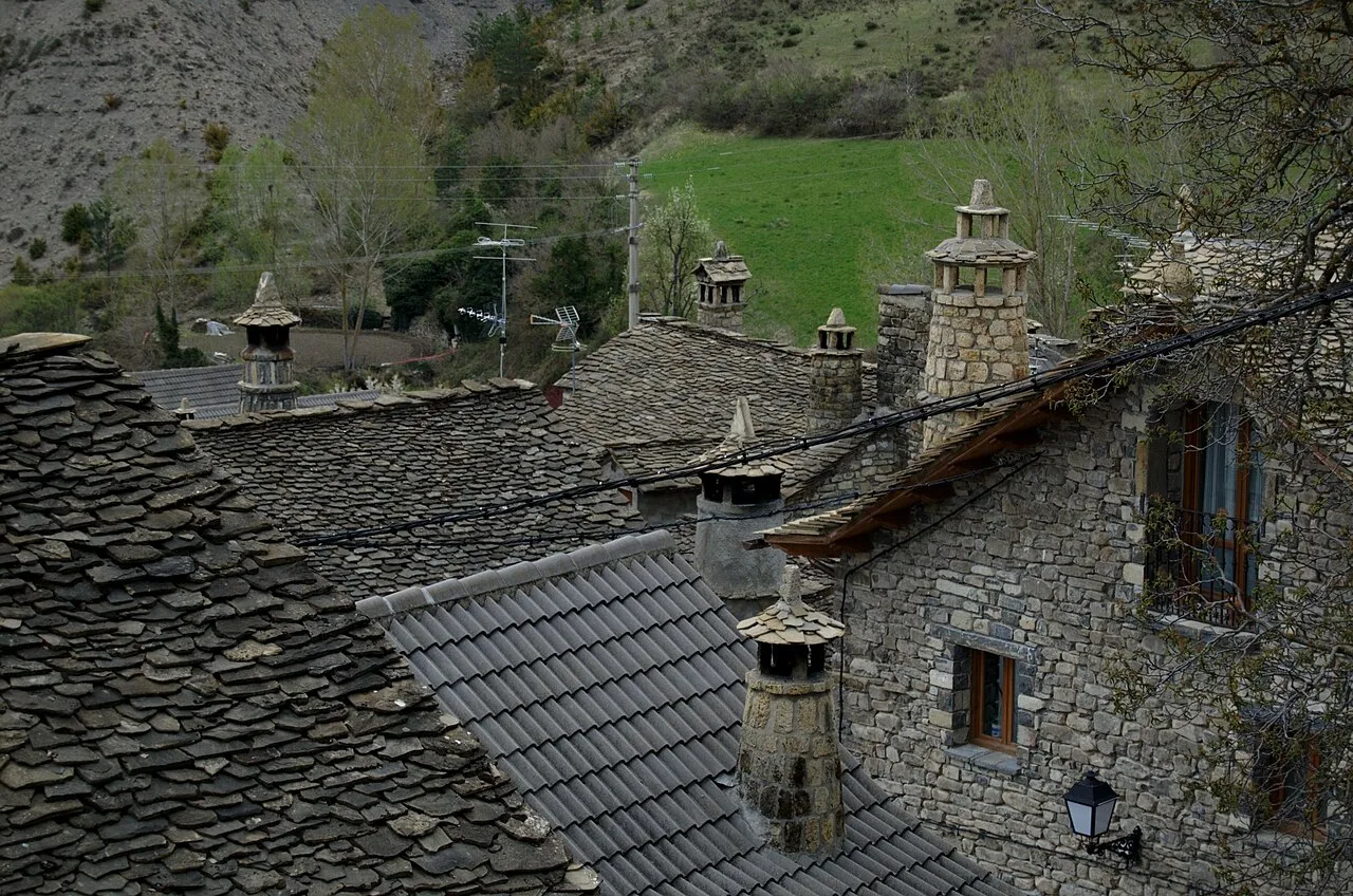 Tejados de piedra y chimeneas en Borau, Huesca