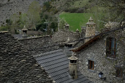 Steindächer und Schornsteine in Borau, Huesca