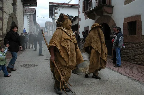 Personas con disfraces de animales en una calle de Lantz durante el carnaval.