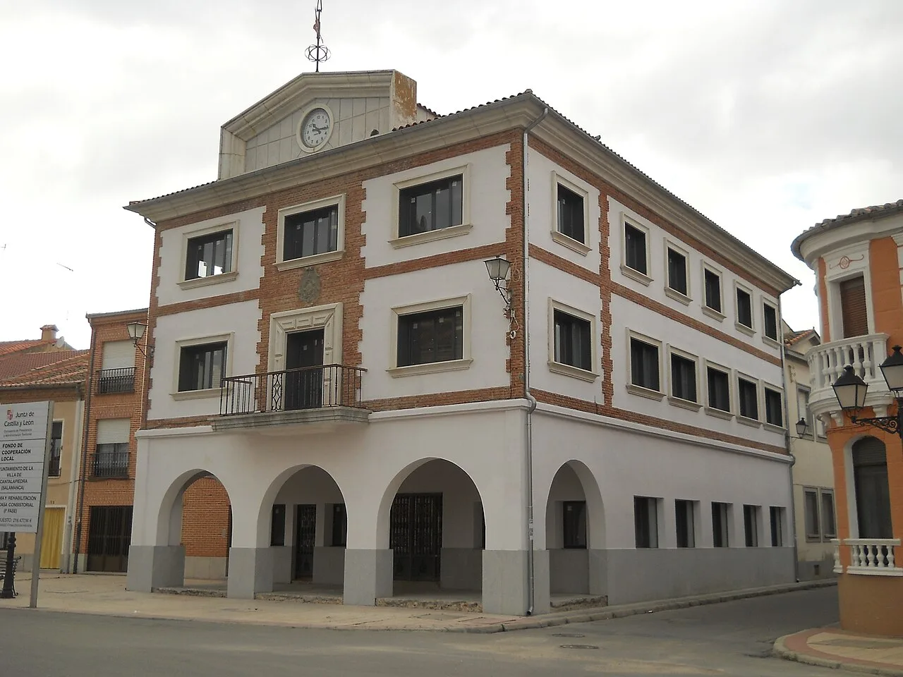 Edificio de ayuntamiento con arcos y reloj en Cantalapiedra, Salamanca.