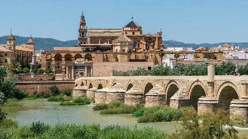 Blick auf die Altstadt von Córdoba mit Moschee-Kathedrale und römischer Brücke.