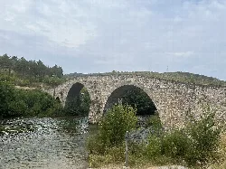 Steinbogenbrücke über den Irati-Fluss in Aoiz.