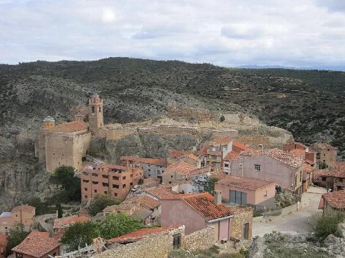 Blick auf Häuser, Mauern und bergige Landschaft von der Torreta in Castielfabib.