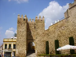 Sevilla-Tor mit Mauern und Turm in Marchena, Blick von der Straße.