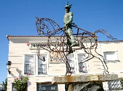 Escultura de Hernando de Soto montado en un caballo de metal en Barcarrota.