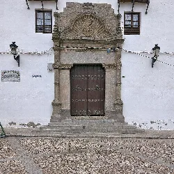 Puerta de piedra con escalinata en La Puebla de Montalbán.