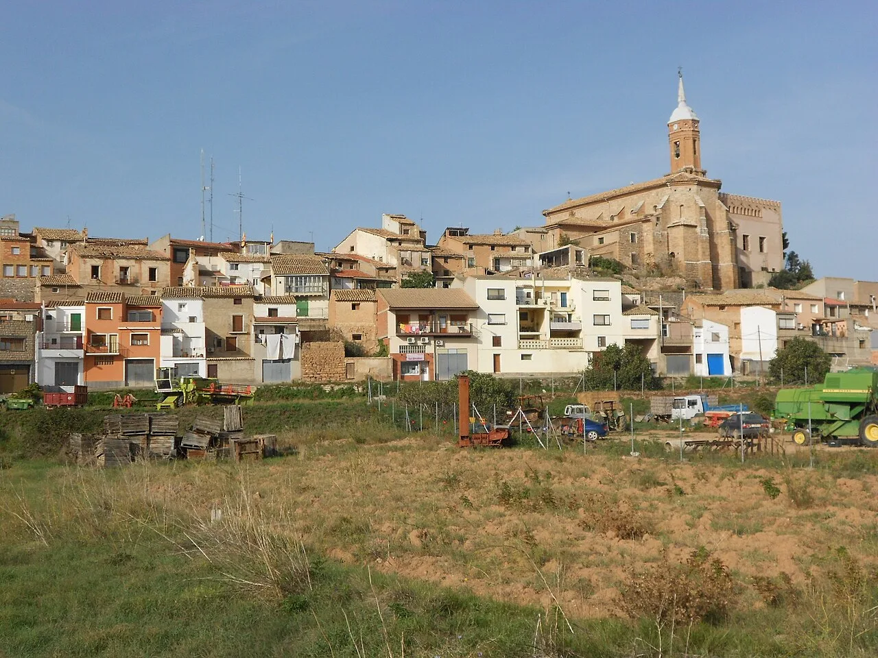 Vista de casas y una iglesia en una colina en Calatorao.