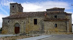 Kirche San Pedro, Steingebäude mit Glockenturm in Itero de la Vega.