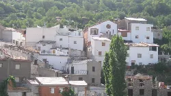 Vista de casas blancas en Bacares con vegetación y colinas verdes.