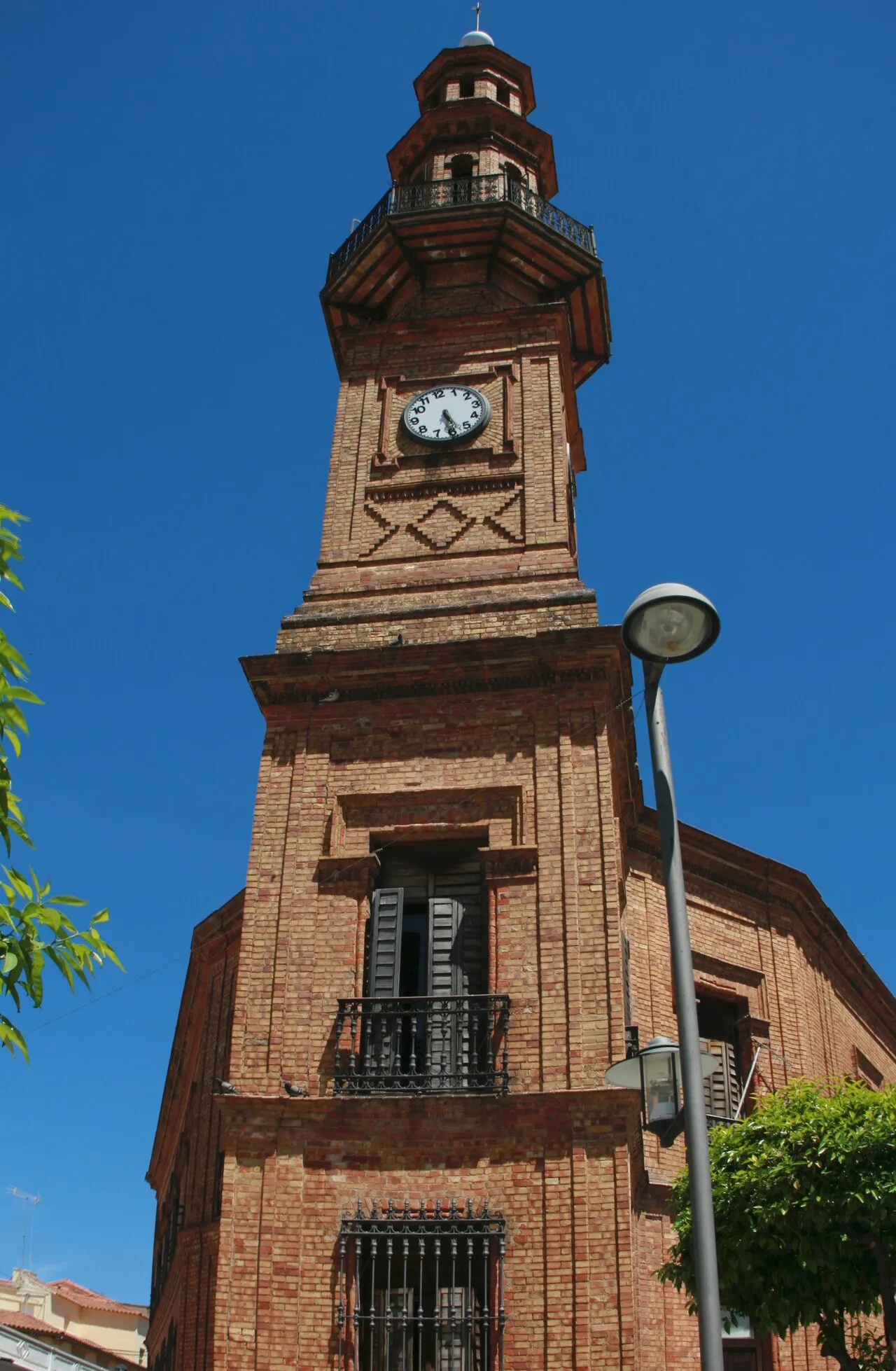 Ziegelstein Rathausturm mit Uhr und Aussichtsplattform in Nerva, Huelva.
