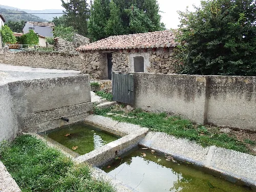 Wasserspender mit Steinmauer und Ziegelstruktur in Navaescurial.