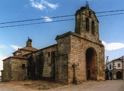 Iglesia de piedra con torre y fachada en Villar de la Yegua.