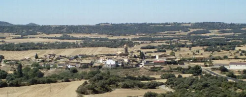 Ländliche Landschaft mit Dorf und Feldern außerhalb von Siétamo, Huesca.
