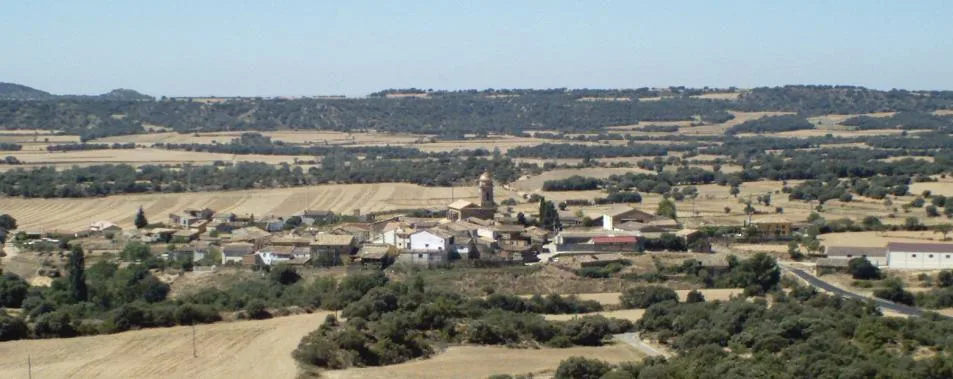Paisaje rural con pueblo y campos en las afueras de Siétamo, Huesca.