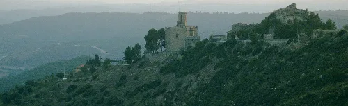 Panoramablick auf Rubió mit Hügeln und einer Kirche auf dem Hügel.