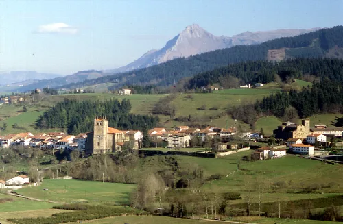 Landschaft von Segura mit Bergen und Stadt im Vordergrund.