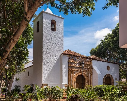 Weiße Kirche mit Turm und Holztür in Pájara, Fuerteventura.