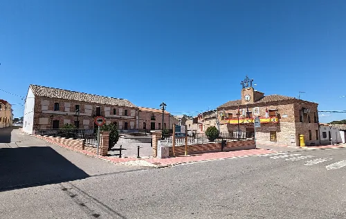 Plaza y casa consistorial de Erustes (Toledo, España).