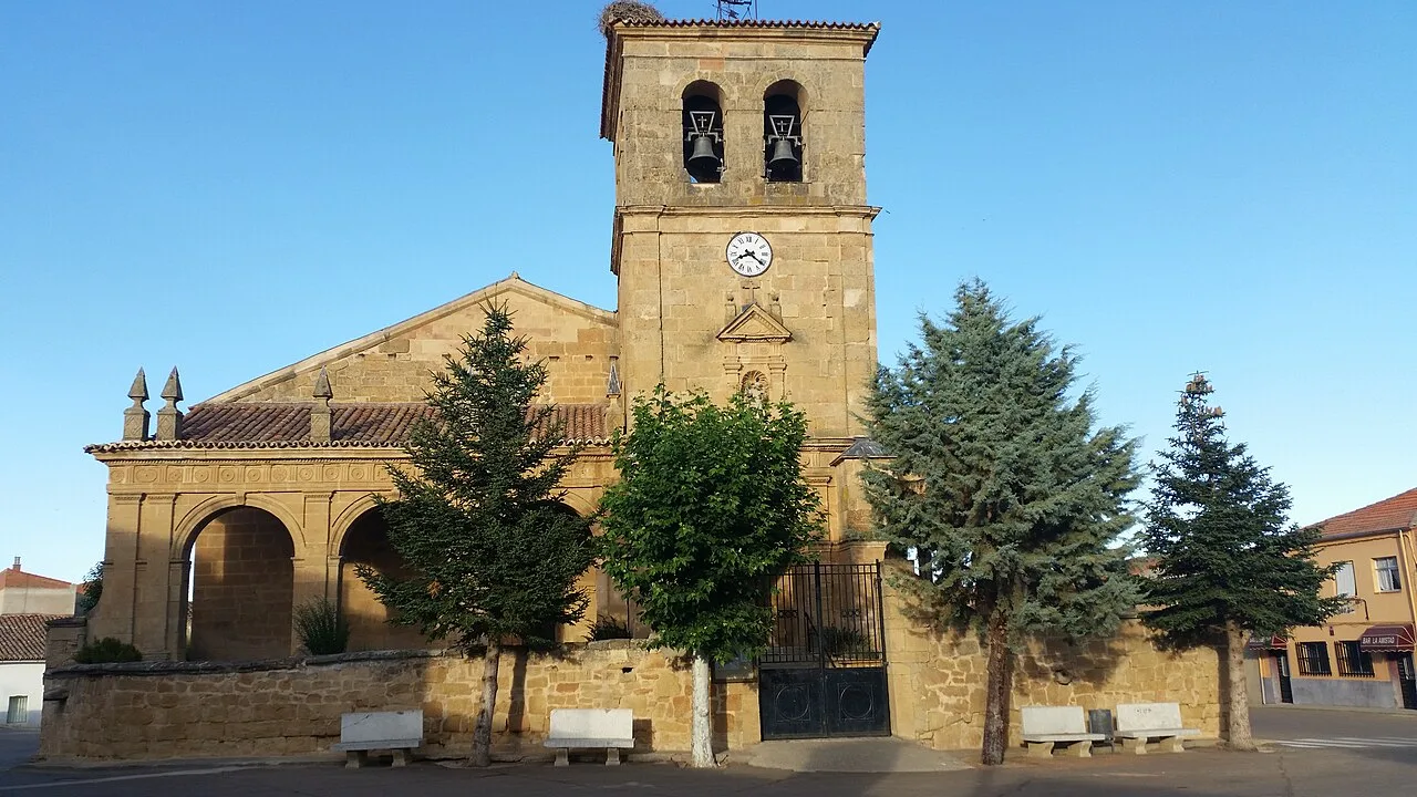 Imagen de la Iglesia de San Miguel, Aldearrubia, Salamanca, España.