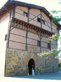 Gebäude mit Holzstruktur und Ziegel- und Steinfassade in Zumárraga.