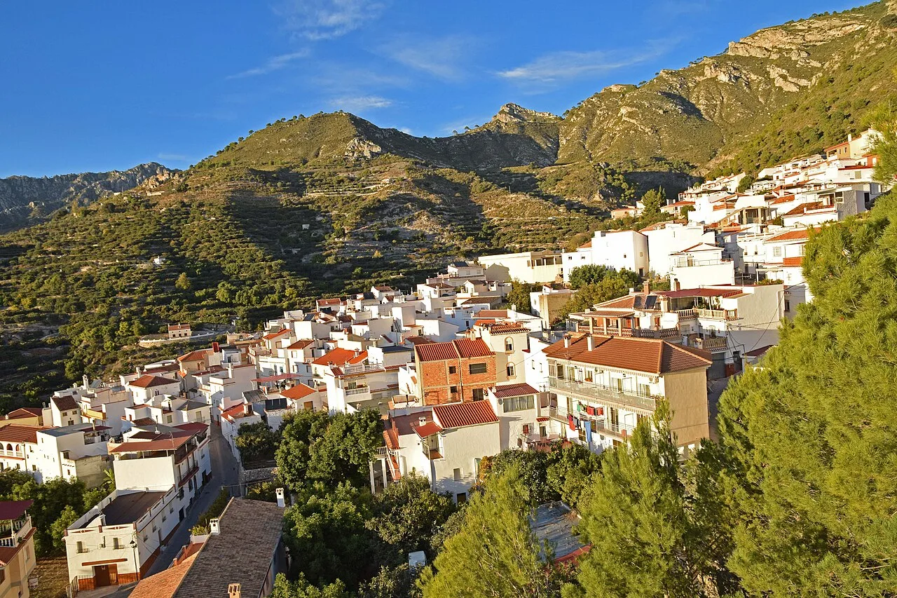 Vista panorámica de Lentegí con casas blancas y montañas.
