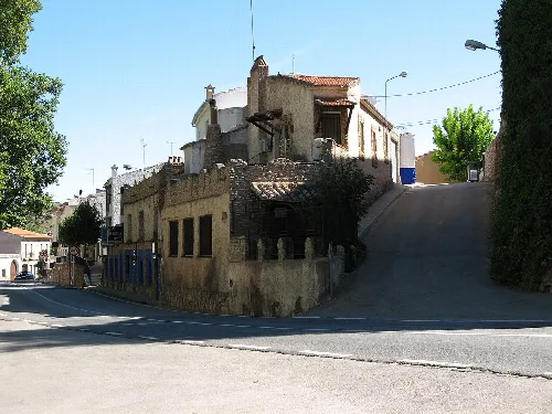Casas tradicionales en una calle de Ruidera con camino en pendiente.