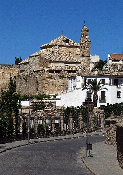 Kirche San Lorenzo in Úbeda mit Turm und Ziegeldach.