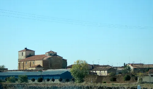 Vista de casas y una iglesia en Berrueces, Valladolid.