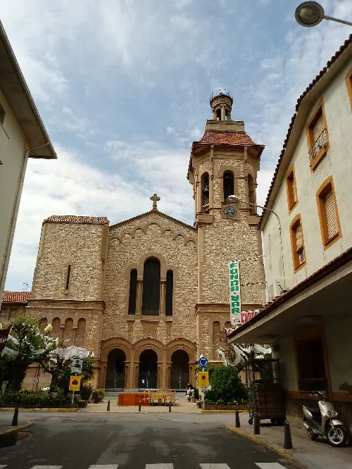 Fachada principal de la Iglesia Románica de Santa María de Artés, en la comarca del Bages, en la provincia de Barcelona.