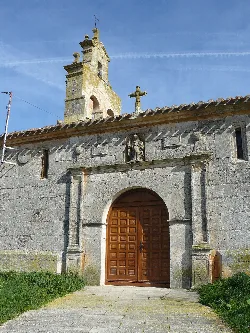 Kirchfassade mit Holztür und Turm in Fontioso, Burgos.