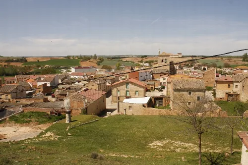 Panoramablick auf Anguix mit Häusern und ländlichen Feldern.