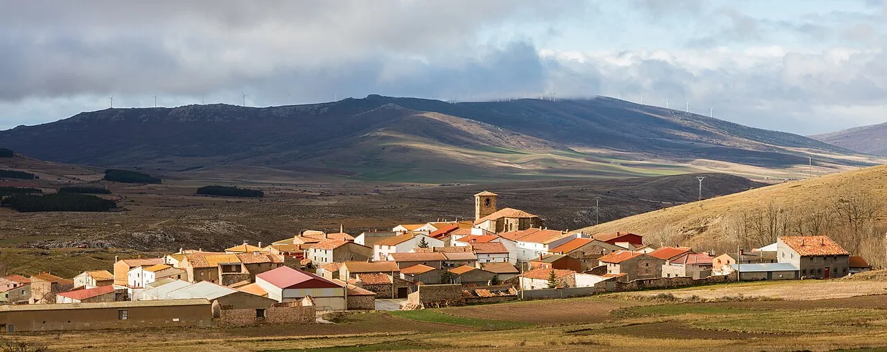 Vista de Beratón con casas y montañas en el fondo.