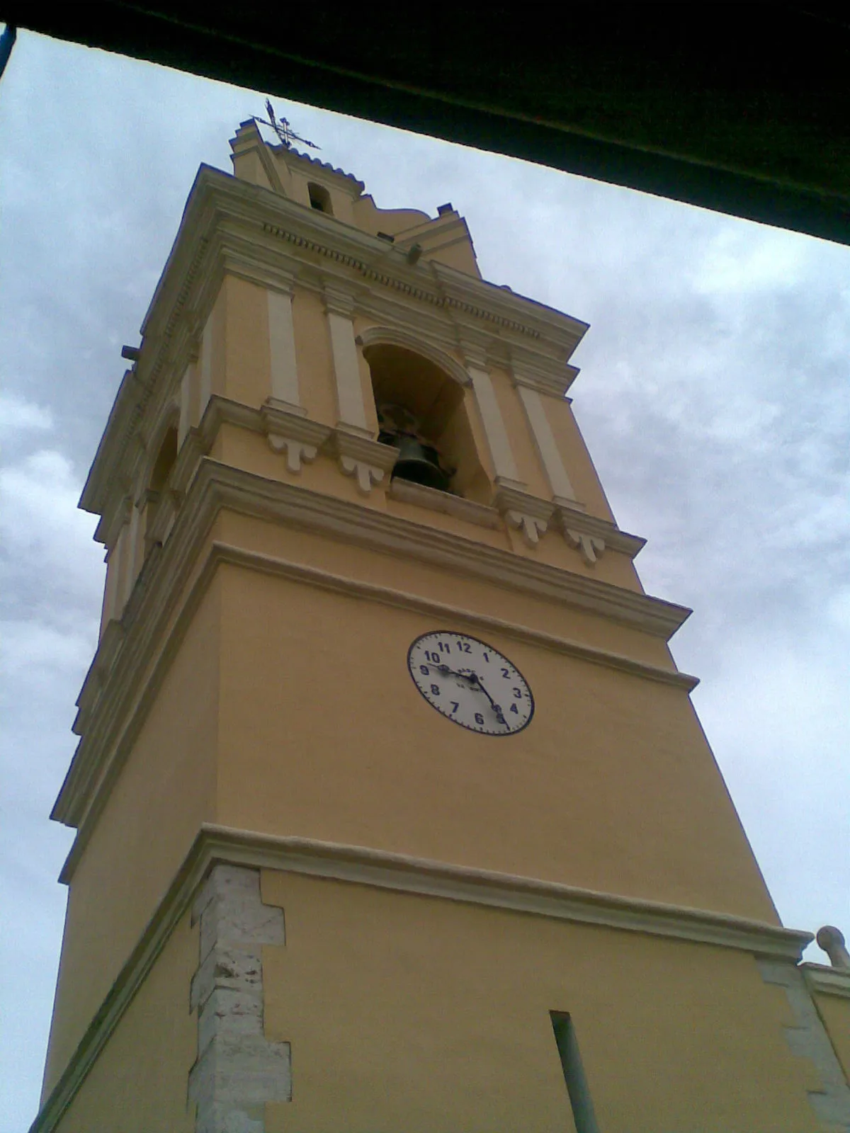 Glockenturm mit Uhr und Glocke in Alfarb.