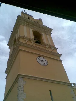 Glockenturm mit Uhr und Glocke in Alfarb.