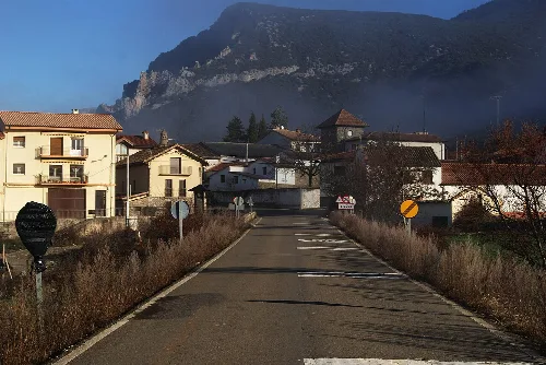 Houses and streets in Sigüés with mountains in the background.