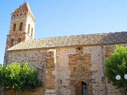 Iglesia con torre y fachada de piedra en Argamasilla de Calatrava.