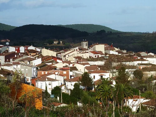 Landschaft von Poyales del Hoyo mit weißen Häusern und grünen Hügeln.