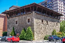 Casa torre de Ariz, edificio de piedra con techumbre de madera en Basauri.