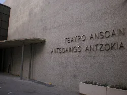 Fassade des städtischen Theaters von Ansoáin mit Namen an der Wand.