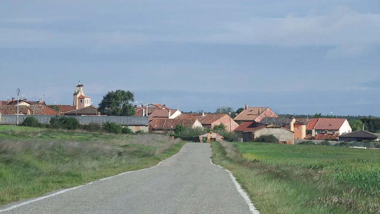 Dirt road with houses and a church in Segovia.