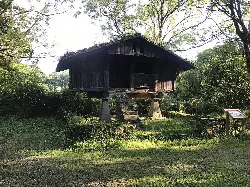 Holzener Speicher in Iurreta, Bizkaia, mit Steinsäulen und Treppe.