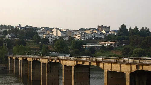 Vistas da entrada a Portomarín dende Paradela