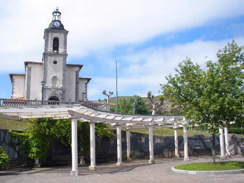 Iglesia de San Román con torre y reloj en Zierbena, Vizcaya.