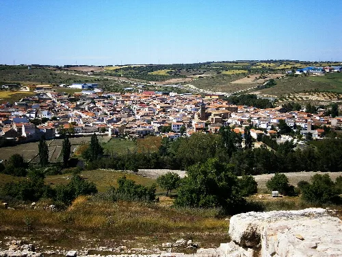 Vista panorámica de Lezuza desde el castillo con casas y campos.