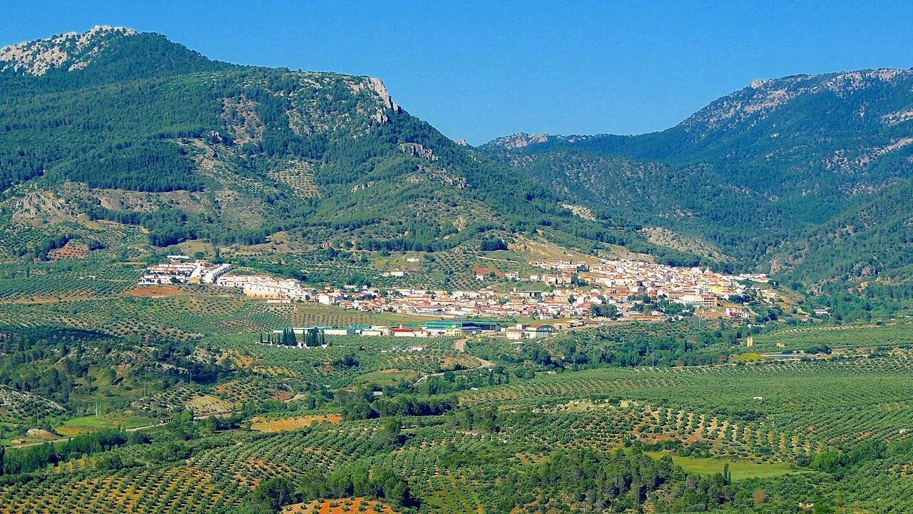 Vista general de Orcera con montañas y campos agrícolas