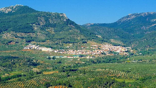 Gesamtansicht von Orcera mit Bergen und Ackerland