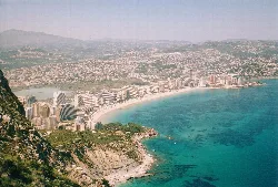 Luftaufnahme des Strandes El Fosa und der Stadt Calpe.