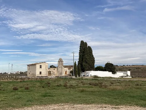 Sant Valentí Kirche mit Bäumen und Himmel.